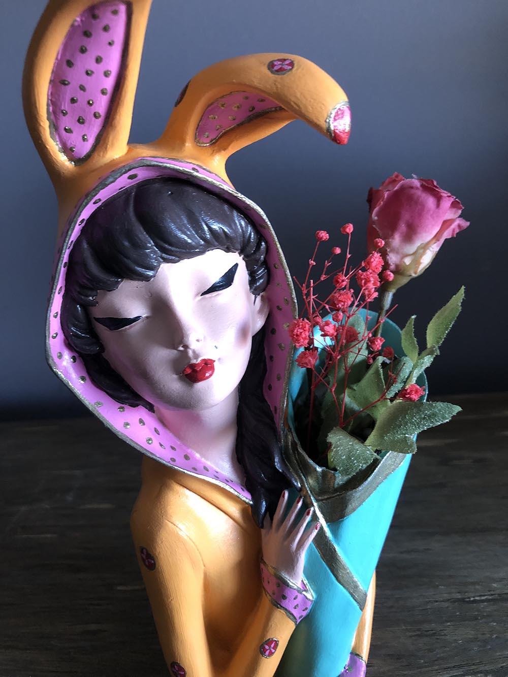 Kulaklı Çiçekli Kız