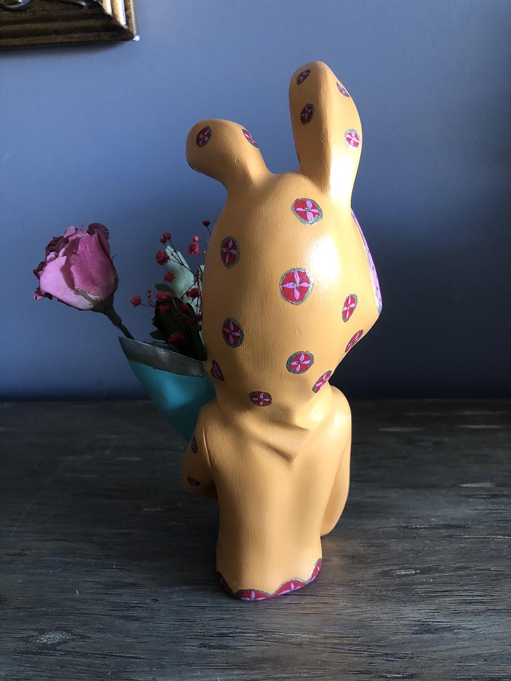 Kulaklı Çiçekli Kız