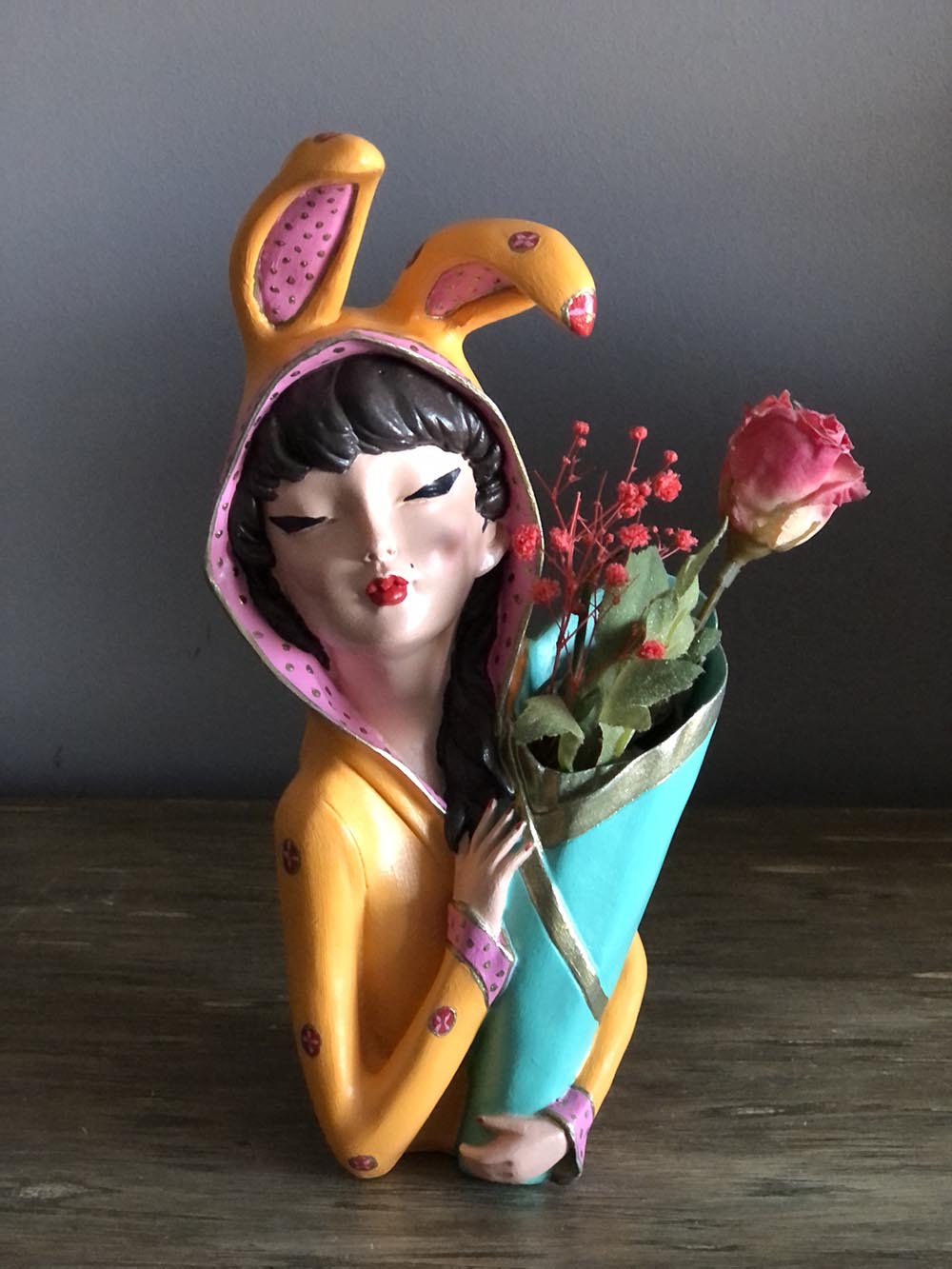 Kulaklı Çiçekli Kız