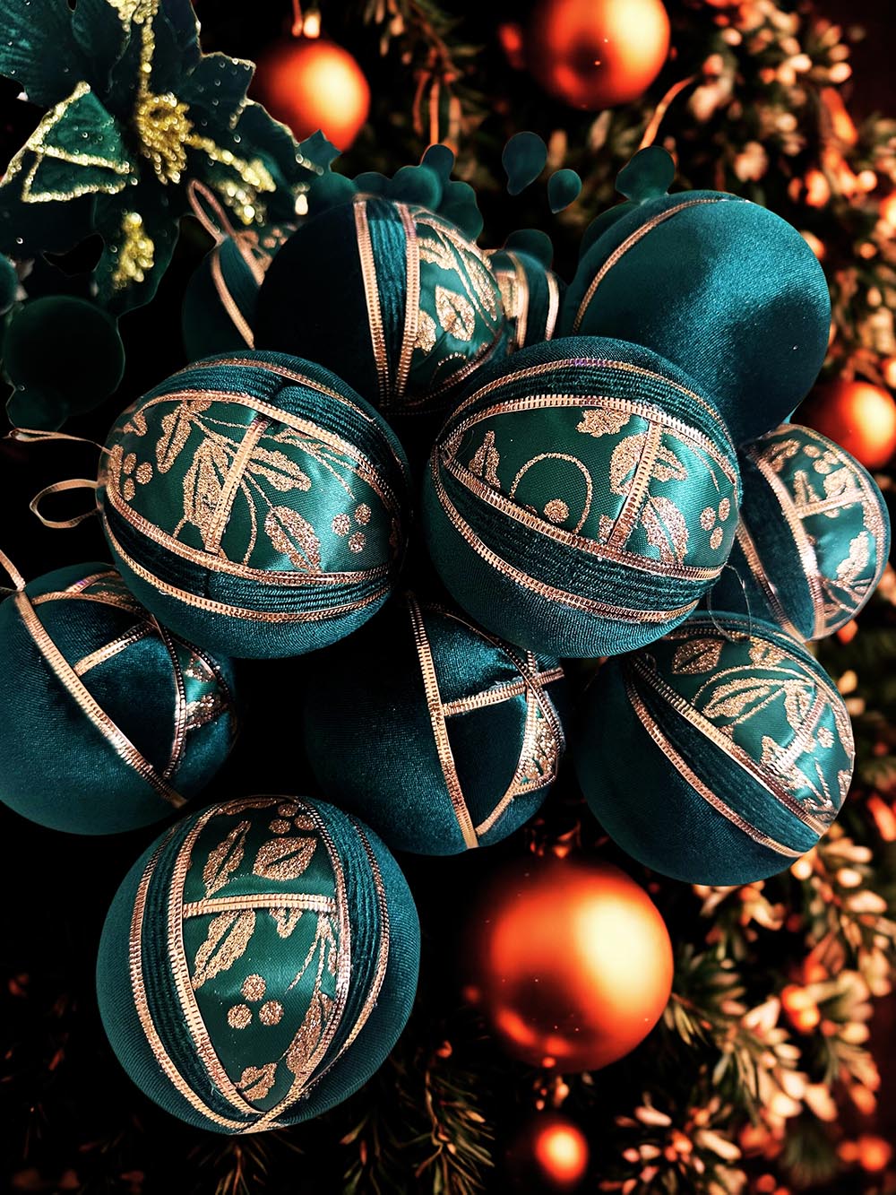 Yeşil Desenli Yılbaşı Çam Ağacı Süsü 10 Cm Kadife Yılbaşı Ağacı Topu