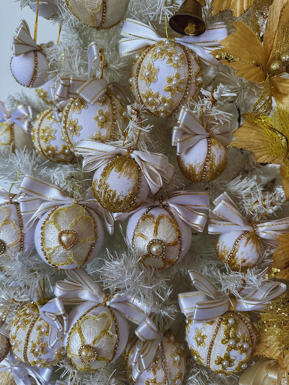 Beyaz Fiyonklu Çam Ağacı Süsü - 8 Cm Yılbaşı Çam Ağacı Topu