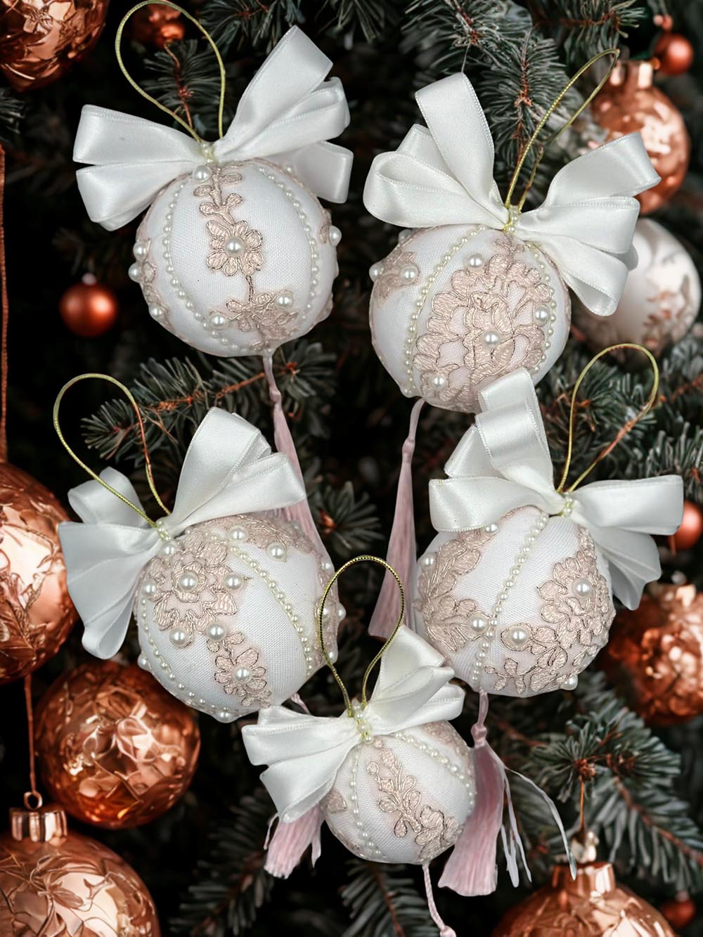 Beyaz Pembe Püsküllü Çam Ağacı Süsü - 8 Cm Yılbaşı Çam Ağacı Topu