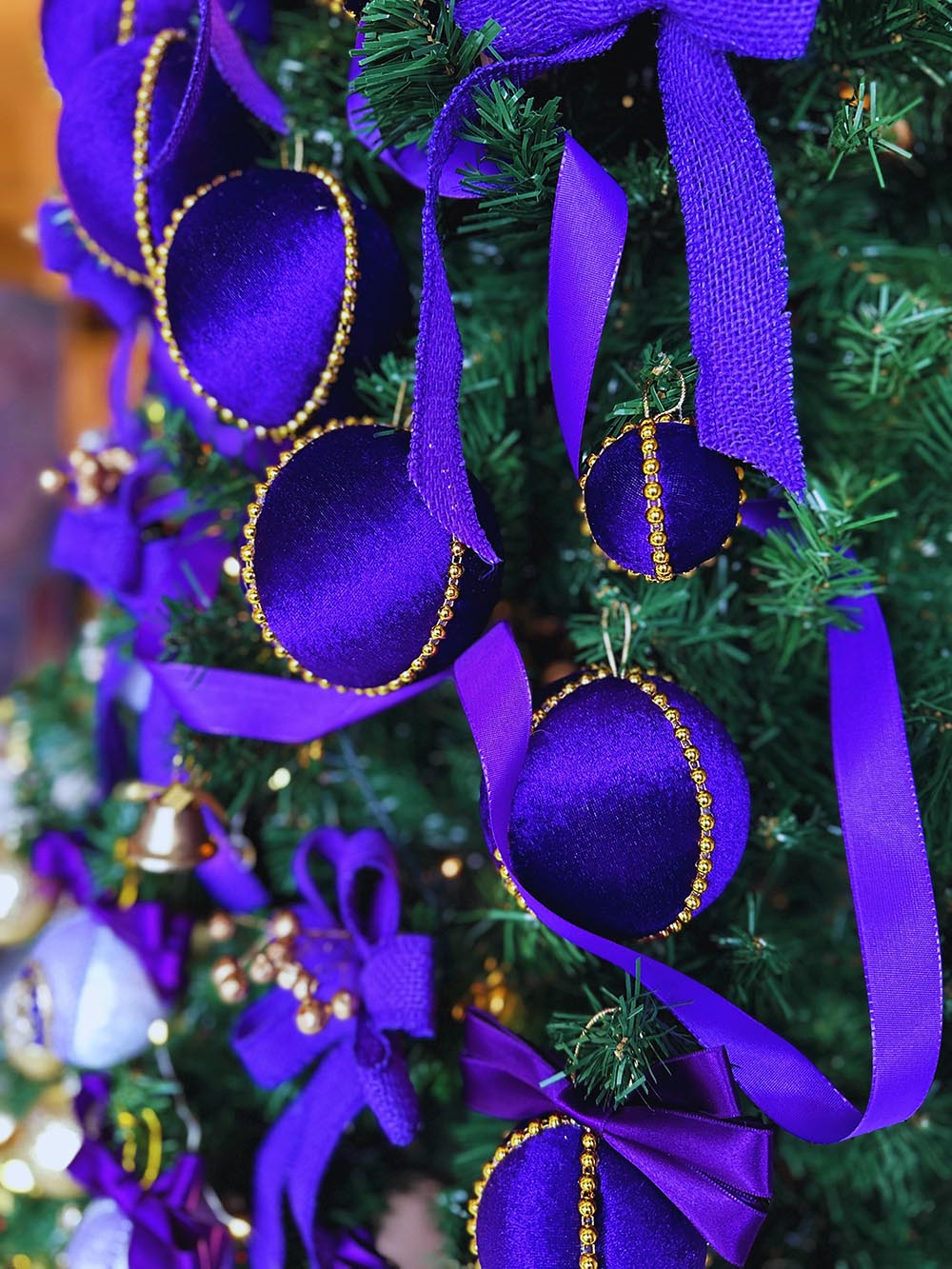 Mor Kadife Çam Ağacı Süsü - 15 Cm Yılbaşı Çam Ağacı Topu