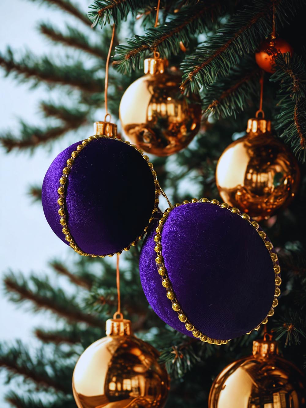 Mor Kadife Çam Ağacı Süsü - 15 Cm Yılbaşı Çam Ağacı Topu