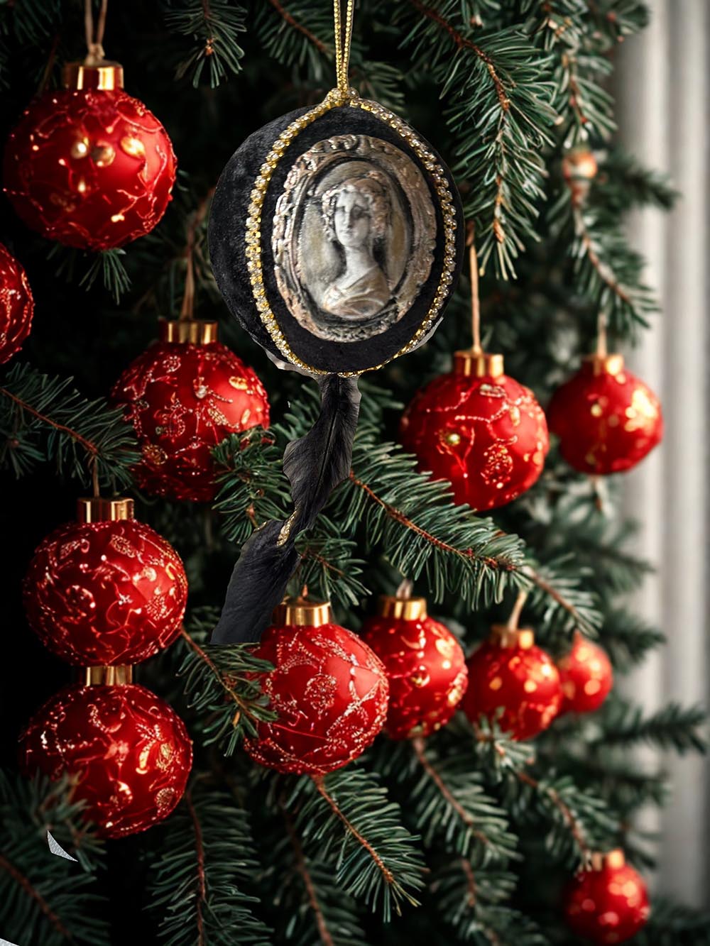 Siyah Yılbaşı Çam Ağacı Süsü - 8 Cm Kadın Figürlü Yılbaşı Çam Ağacı Topu