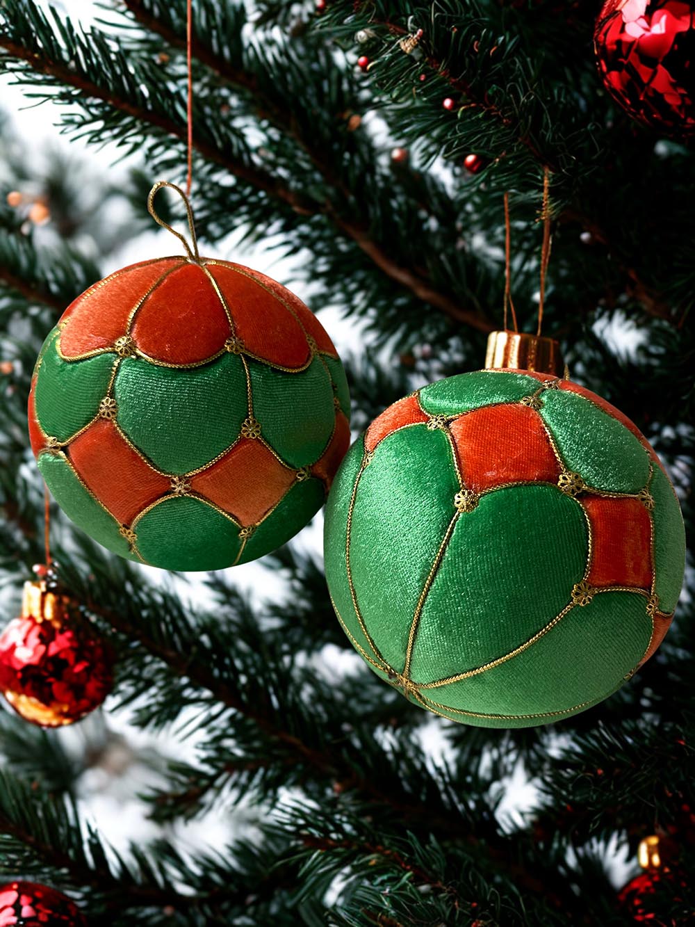Yeşil Turuncu Çam Ağacı Süsü - 17 Cm Etnik Yılbaşı Çam Ağacı Topu
