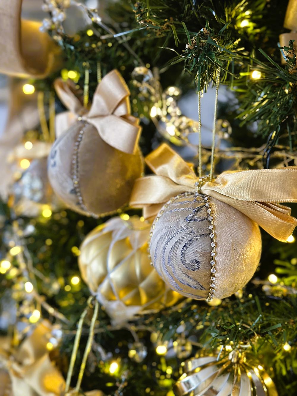 Şık Kumaşlı Çam Ağaçı Süsü - 8 Cm Çam Ağacı Topu